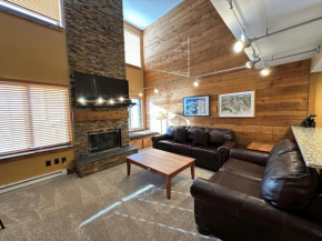 Lakeside, spacious, modern 2BR - sleeps up to 8 condo